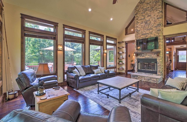Huge Vian Family Retreat: Hot Tub + Game Room