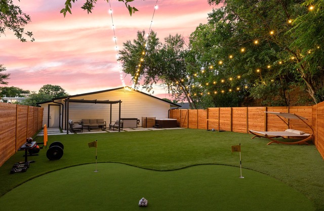 Huge Yard, Putting Green, Hot Tub & King Bed! Walk to Barton Springs/Zilker Park