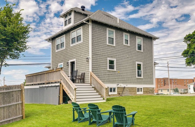 Hull Home Close to Beaches: Yard + Furnished Deck!