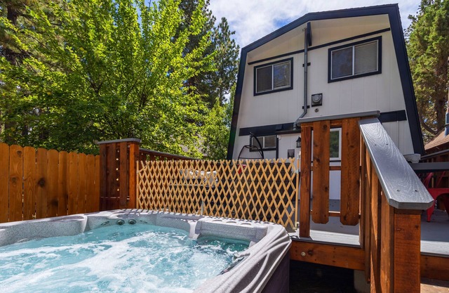 "Humming Hollow" Charming cottage with a beautiful spa, wifi, pets ok