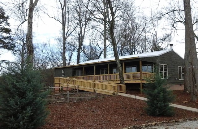Hummingbird Cabin with a private hot tub!