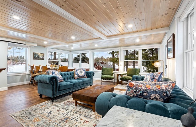 Hummingbird Hollow: 4BR, Lakefront, Private Beach