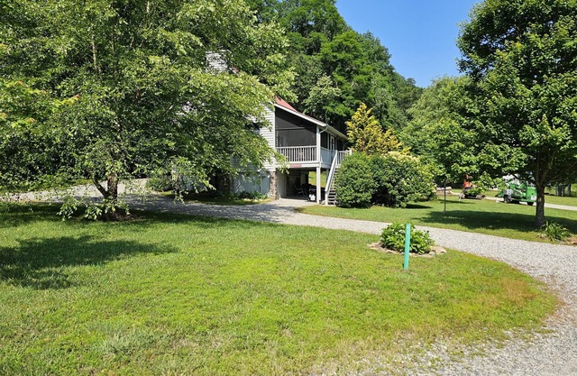 Hummingbird-Located across from Coosa creek with mountain views