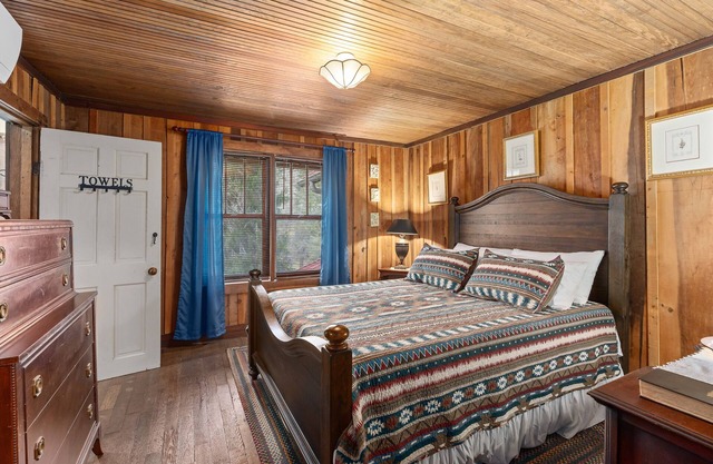 Hummingbird Suite - Queen Room - 1st level