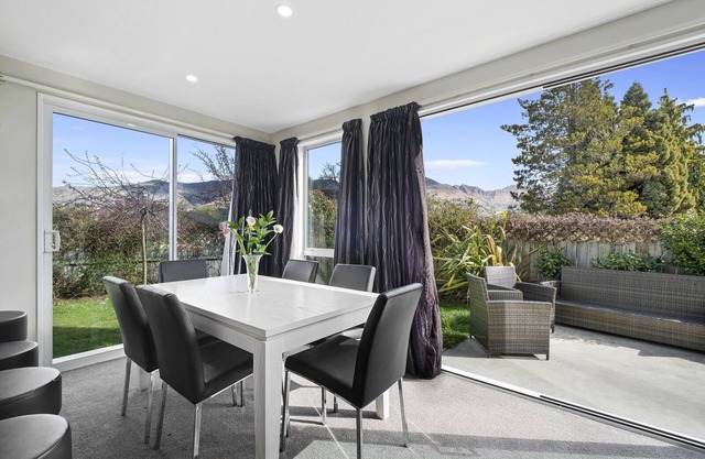 Hunter's Retreat - Wanaka Holiday Home