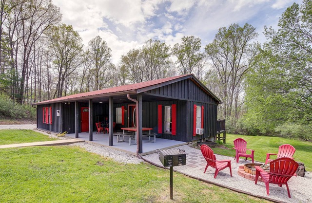 Huntsville Cabin w/ Fire Pit + Charcoal Grill!