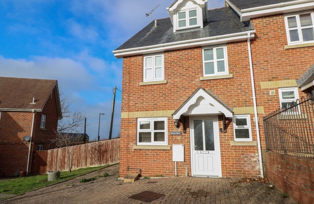 HURST VIEW, pet friendly, country holiday cottage in Yarmouth