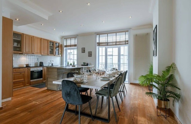 Huswell - Beautiful and spacious vacation home with parking