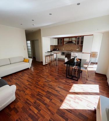 Hyper-centre, Air-conditioned apartment with balcony