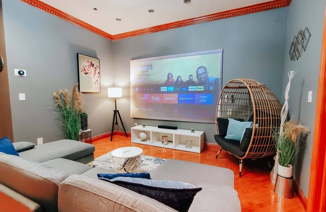IceCream/Pool Table/120" Projector/King Bed