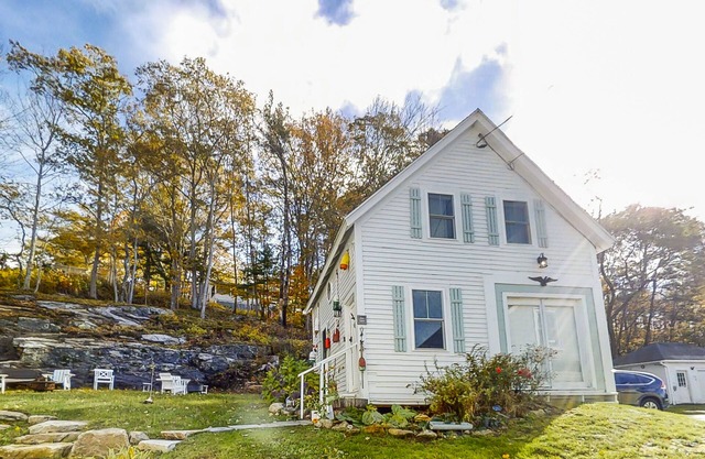 Iconic downtown retreat with firepit & fireplace- walk to Harbor Footbridge