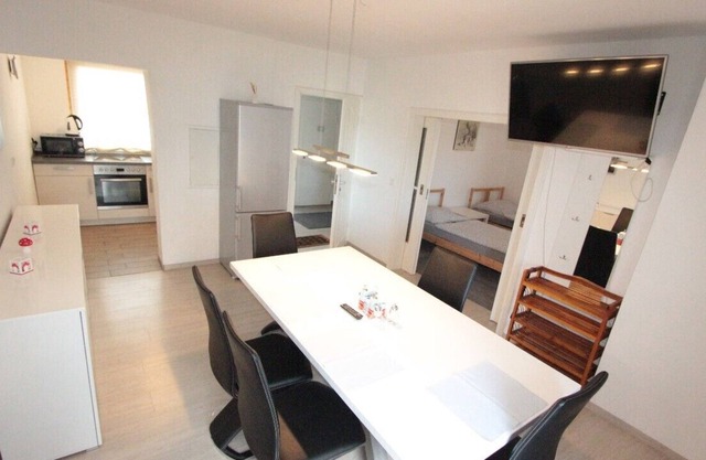 Ideal fair / guests / fitter 3 room apartment, 68m², only about 13 km Cologne / Messe, up to 5 persons, 2 separate bedrooms, living dining room. The apartment is centrally located, all shops are needed in the vicinity.