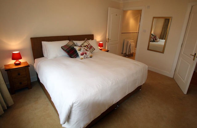 Ideal Family Apartment In Leafy South Edinburgh - no stairs & free parking