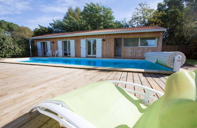 Ideal for 2 families - 2 houses with shared heated pool - 12 people