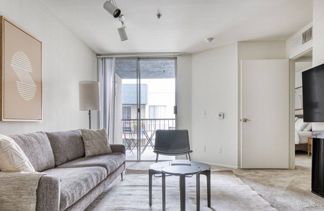 Ideal Glendale 1BR w/ Gym, Pool & W/D, near Americana Mall, by Blueground