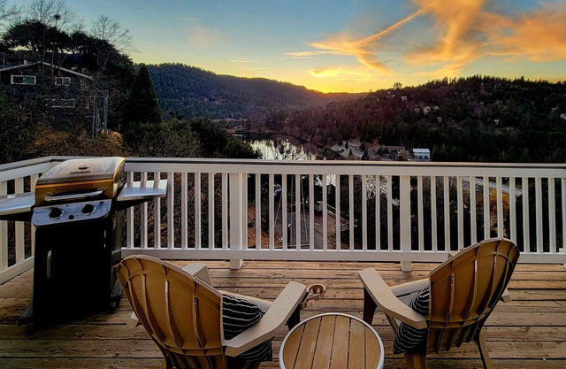 Ideal lakeview getaway with furnished deck, gas grill, & full kitchen
