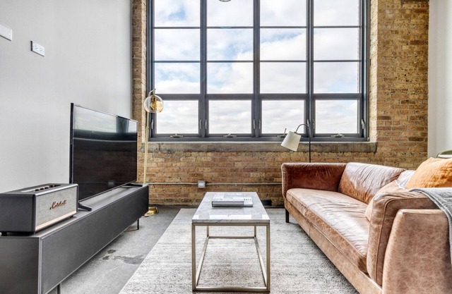 Ideal Lincoln Park 1BR w/Lounge, Roof & Gym, near DePaul, by Blueground