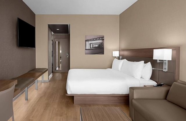 Ideal Location for Your Getaway! 2 Spacious Rooms with King Bed, Rooftop Pool