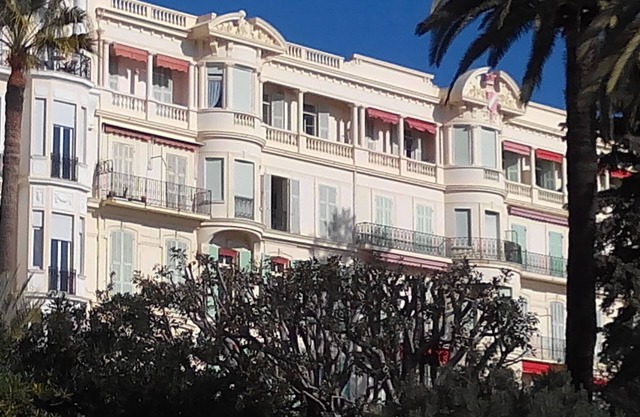 Ideal location, magnificent studio, great sea view, in an old palace with park