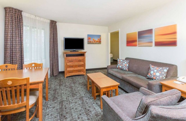 Ideal Mix of Comfort and Value! Full Kitchen, Swimming Pool, Free Breakfast!