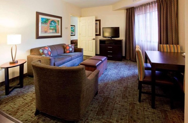 Ideal Mix of Comfort and Value! Pets Are Welcome, Free Breakfast!