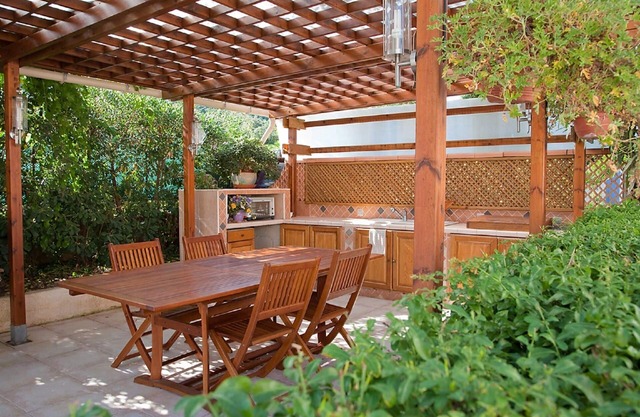 Ideally located creek 50m away, famous Argent beach 500m away, close to the forest.