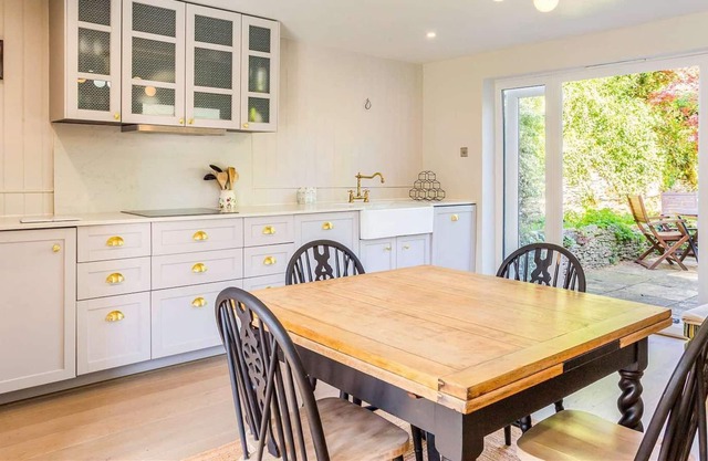 Idyllic Cotswold stone cottage w/fireplace, modern amenities, big garden & views