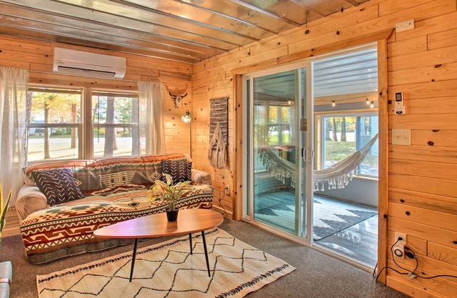 Idyllic 'Finn's Retreat' - Walk to Lake Huron