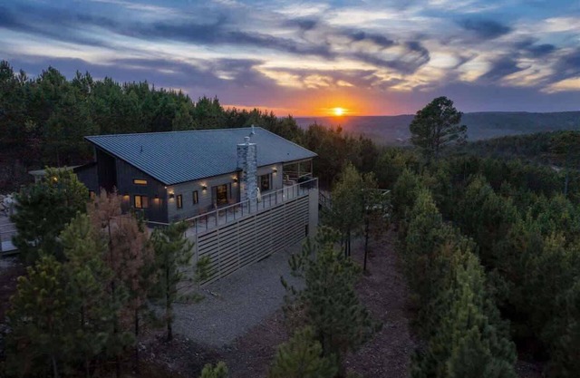 Idyllic Retreat with Epic Views - Hot Tub - Fire Pit