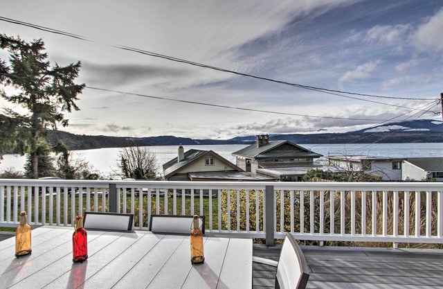 Idyllic Waterfront Cottage w/Beach & Sunset Views!