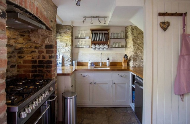 Idyllic Wishbone Cottage in gorgeous river village Fairford, Cotswolds