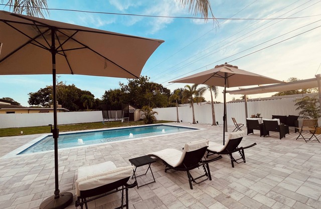 Ila's Beach House: Near IMG-Heated Salt Pool- Pets OK-Modern Organic Smart Home