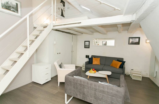 Ile Saint Louis Charming Flat With Mezzanine
