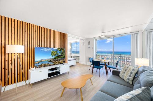 Ilikai Marina Stunning Ocean & Harbor Views - Walk to the Beach!