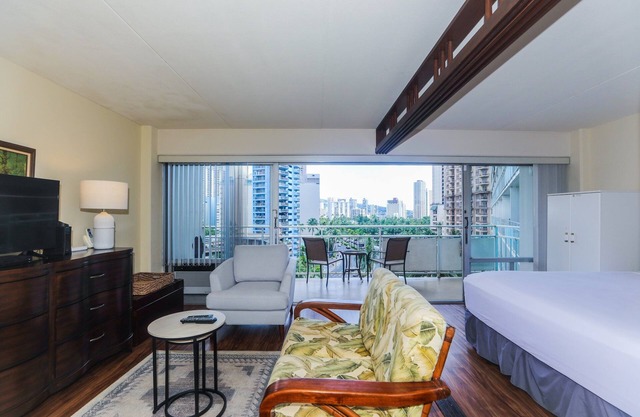 Ilikai Tower 1 Bedroom City View Condos with Private Lanai & Free Wifi!