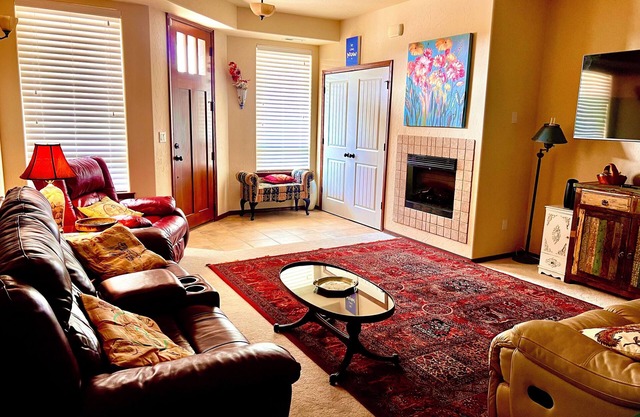 Immaculate w/all you need. Min 14 days. CDA 6 miles. Book directly with host.n