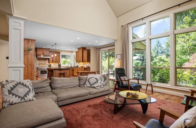 Impeccable Décor and Furnishing, Splendid Neighborhood, Pet Friendly, Fenced Backyard, Next to Park