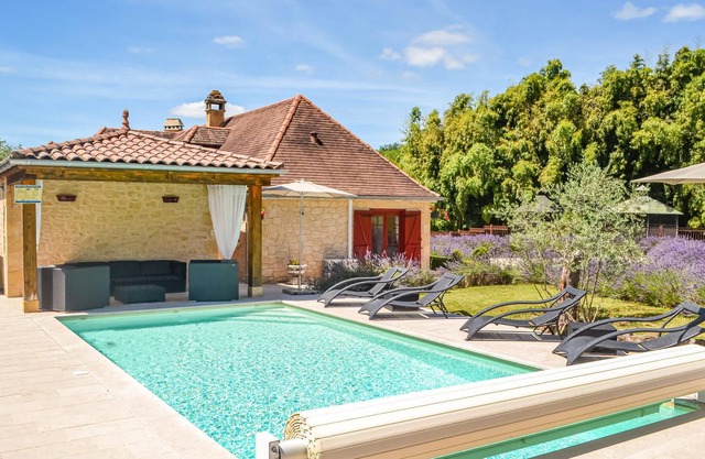 In an excellent location between the three villages of Sarlat, Les Eyzies and Lascaux you will find