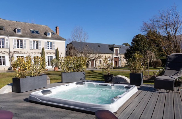 In the beautiful landscape of the Pyrenees welcomes you this fantastic vacation home with high stand