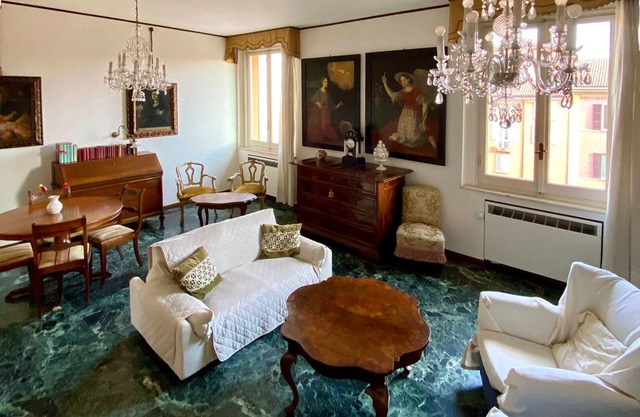 In the centre of Bologna with prestigious furniture and antique pieces of art