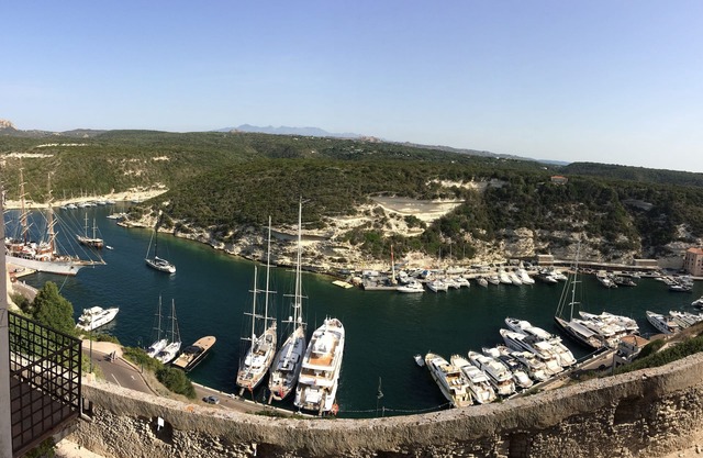 In the citadel, 2-room apartment overlooking the port