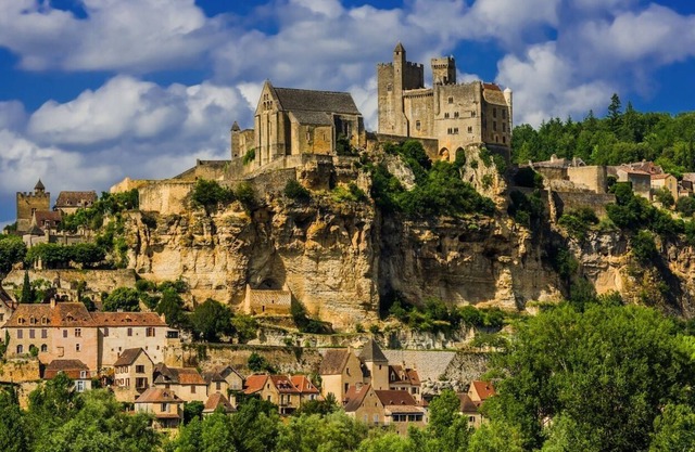 In the heart of the best of the Dordogne; 10 min walk to middle Beynac centre.