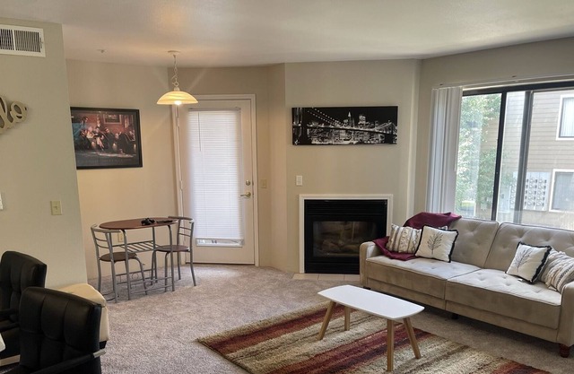 In the heart of the springs. Spacious 1bx1ba