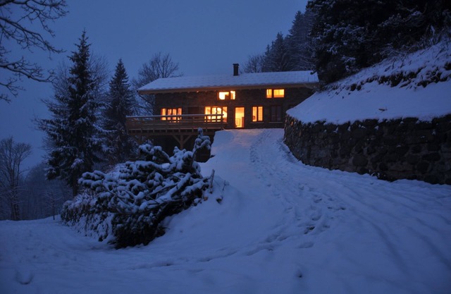 In the heart of the three valleys, large authentic chalet with no neighbors, 14 beds