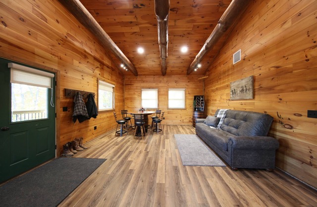 In The Heart Of Holmes County OH Charming 2-bedroom lodge/Cabin with AC and WiFi