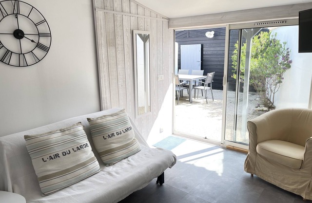 In the heart of La Flotte - House 4 persons- private Patio - Private parking
