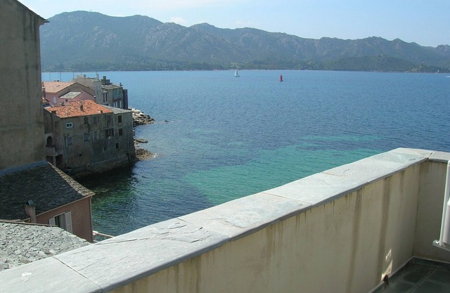 In the heart of the village, apartment with sea view