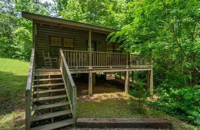 In the Woods feel, Walk to Town, Hot tub! Dogs Welcome, Fire Pit