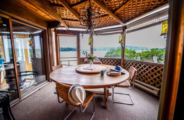 In-Town Lakefront-The Apple Tree Lodge, Unit 1