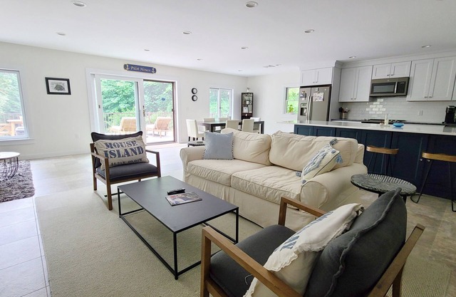 IN-TOWN, TUCKED AWAY! Beautiful 1BD-Sleeps 4, Central A/C, Walk to Wellfleet Town Center & Harbor
